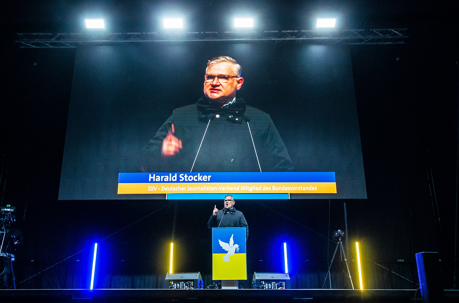 Harald Stocker als Redner bei der Gemeinsame Demonstration „Frieden in Europa, Solidarität mit der Ukraine!“ am 2. März 2022 in München – BJV-/DJV-Kollege Harald Stocker: „Die Pressefreiheit ist die wichtigste Infrastruktur in der Demokratie!“
