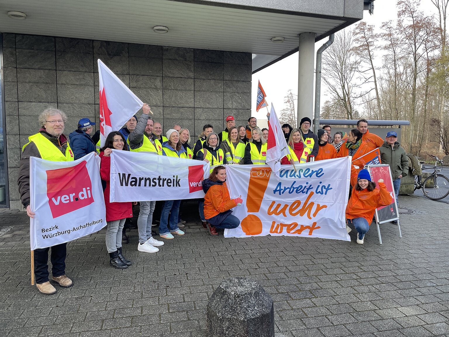 Etwa 40 Main-Echo Mitarbeiter*innen streikten in Aschaffenburg für einen fairen Tarifabschluss für die Redaktion sowie den Erhalt des Manteltarifvertrags in der Druckindustrie. Foto: Dirk Celen – Etwa 40 Main-Echo Mitarbeiter*innen streikten in Aschaffenburg für einen fairen Tarifabschluss für die Redaktion sowie den Erhalt des Manteltarifvertrags in der Druckindustrie. Foto: Dirk Ceelen