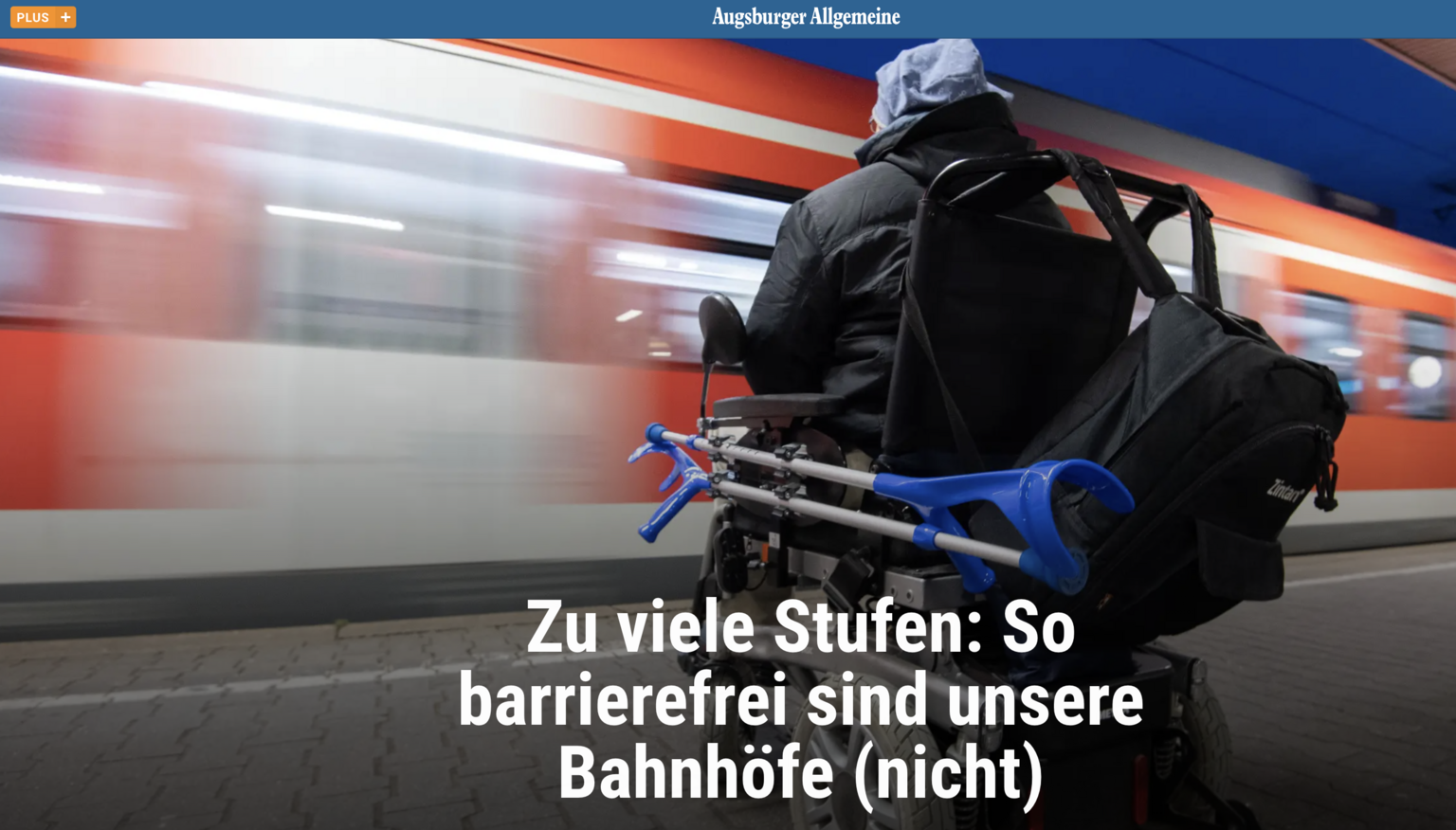 Person im Rollstuhl auf einem Bahnsteig vor einem fahrenden Zug – Für Rollstuhlfahrer sind Bahnfahrten ohne Hilfe oft unmöglich – eine Recherche dokumentiert, wie es um den barrierefreie Ausbau an Bahnhöfen in der Region Augsburg steht.