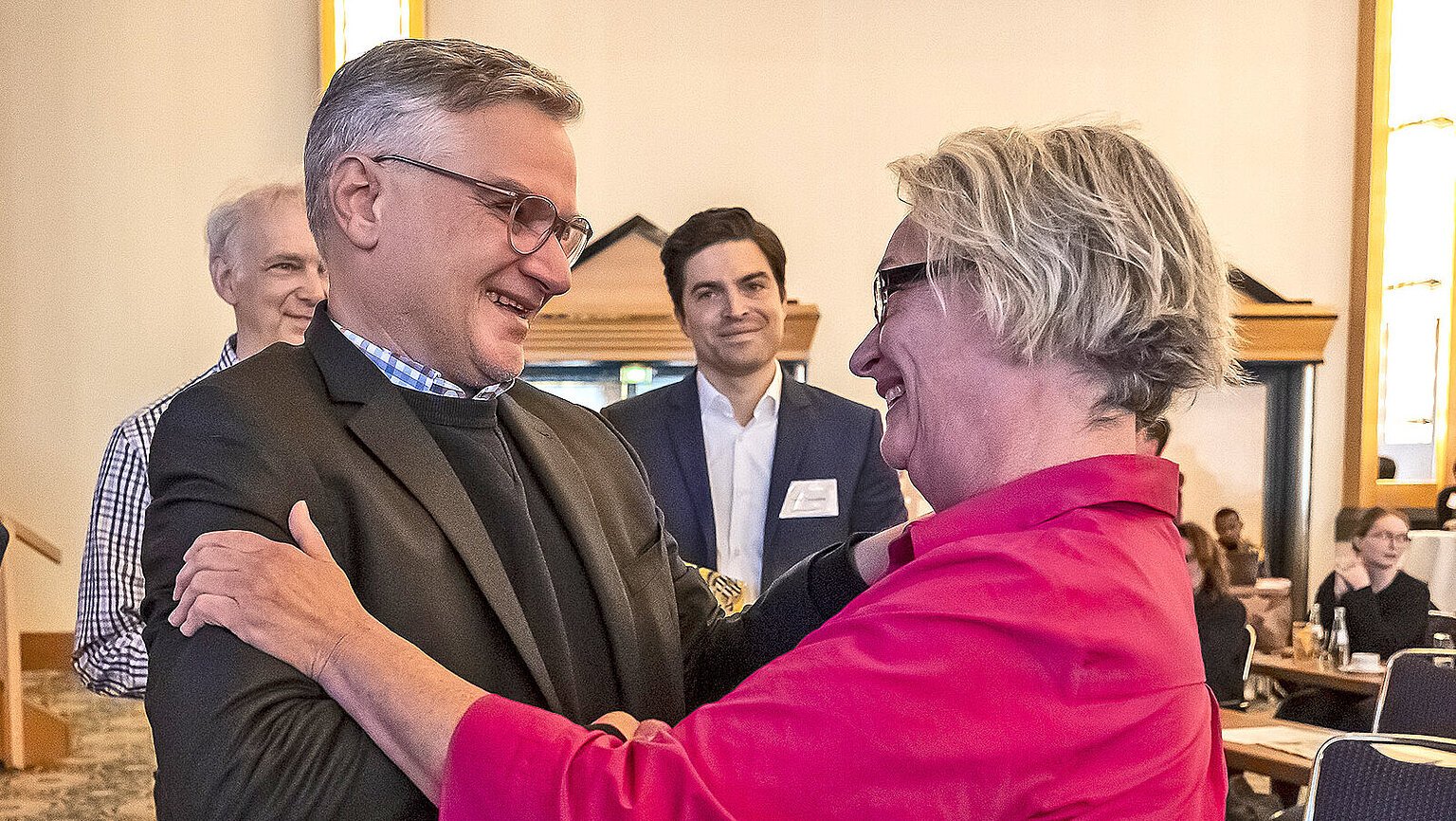  – Harald Stocker gratuliert Anne Webert zur Wahl.