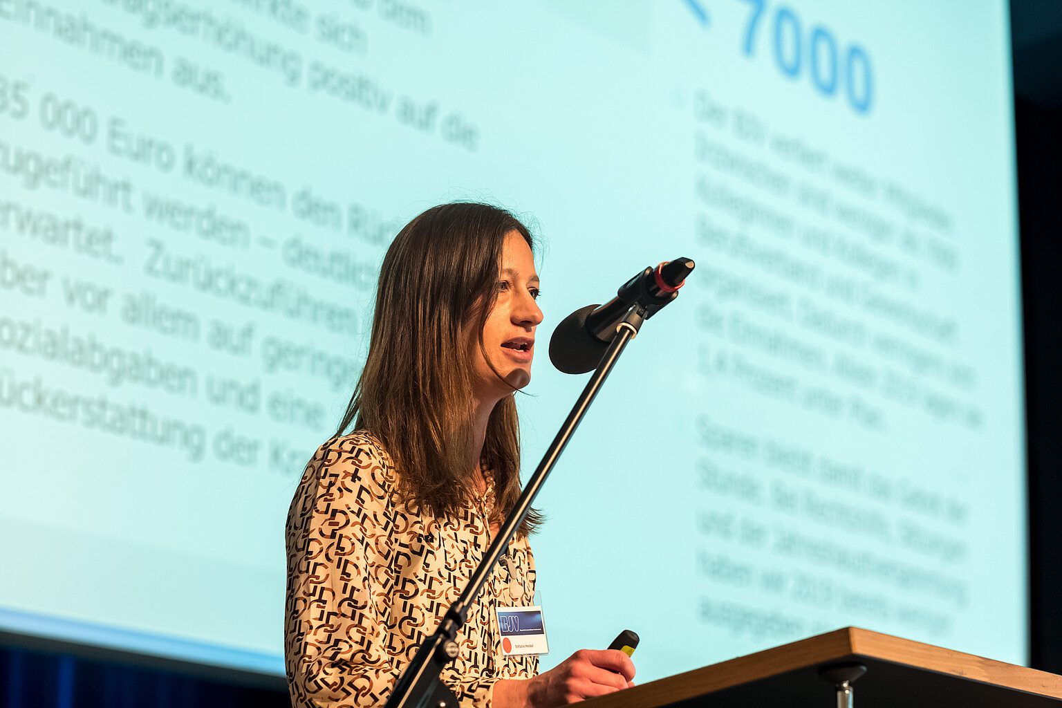 BJV-Mitgliederversammlung 2020 - Bayerischer Journalistentag – Schatzmeisterin Stefanie Heckel präsentierte zum ersten Mal die BJV-Finanzen
