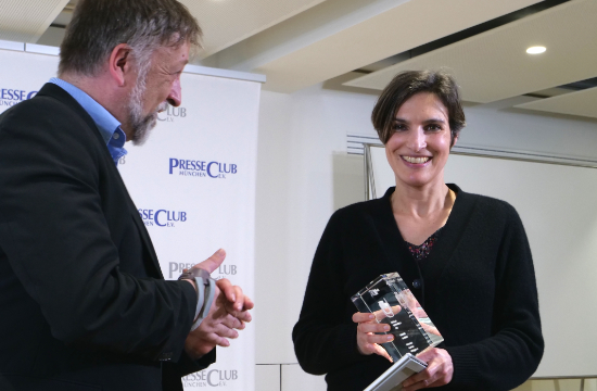 – Der BJV-Vorsitzende Michael Busch überreicht Caroline Schmidt die Trophäe für den ersten Preis beim Wettbewerb zum Tag der Pressefreiheit.