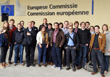 Gruppenbild vor der EU-Kommission Foto: Maria Goblirsch 