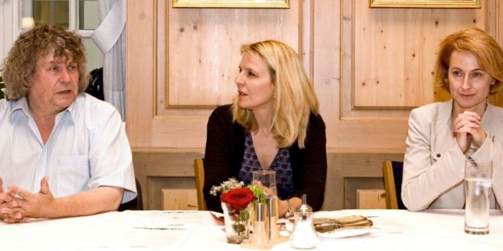 Diskutierten über die Arbeit der Landespressekonferenz im Maximilianeum: Uli Bachmeier, Julika Sandt (Bezirksverband München –  Oberbayern) und Kirsten Girschick